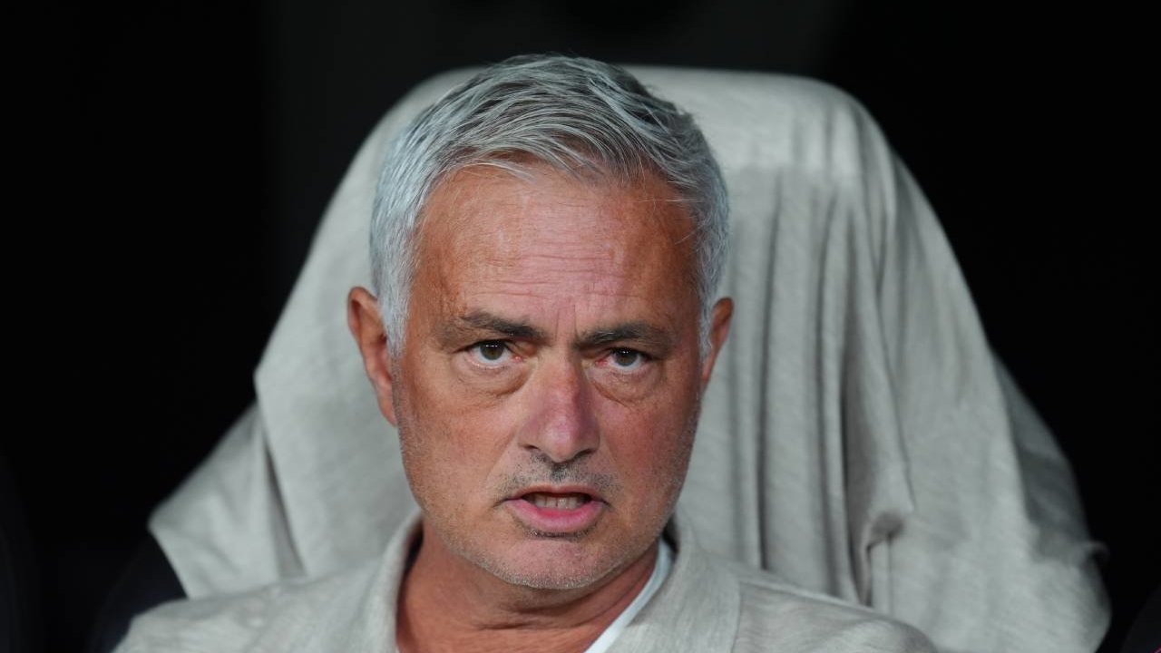 Momen Jose Mourinho Dapat Hadiah Tak Biasa dari Jurnalis Jelang Real Madrid Vs Inter: Sebuah Sprinkler!